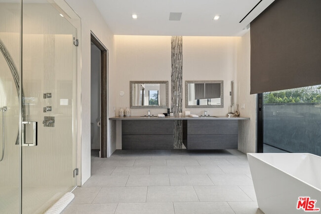 Building Photo - 5365 Vanalden Ave