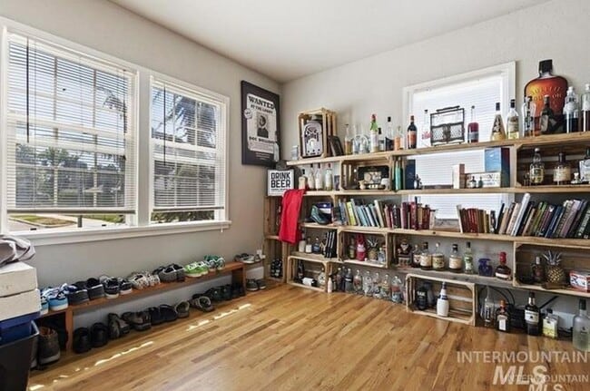 Building Photo - Top unit of Duplex