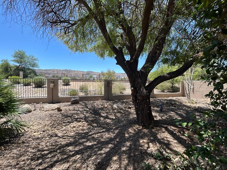 Building Photo - 2041 E Fawn Dr