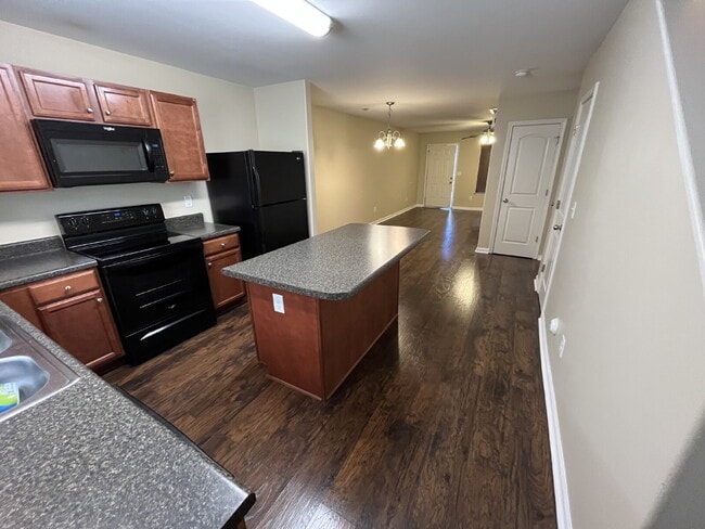 Building Photo - "Charming 2-Bedroom Townhouse Retreat with 2.5 Baths in Kernersville!"