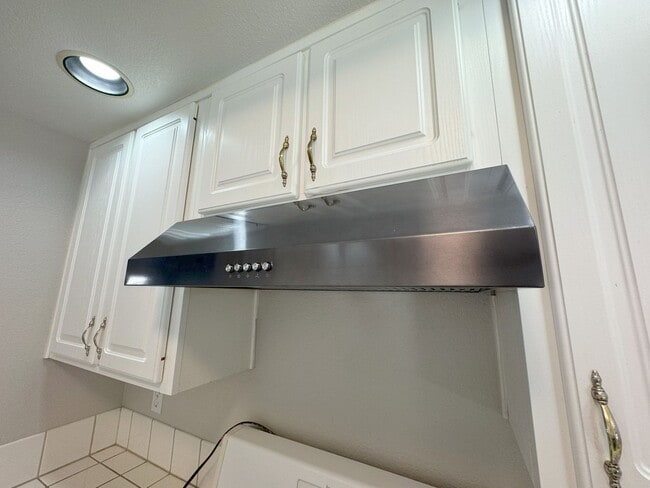 Building Photo - Newly Remolded Open Floor Plan One-Story 3 bedrooms & 2 Baths Home