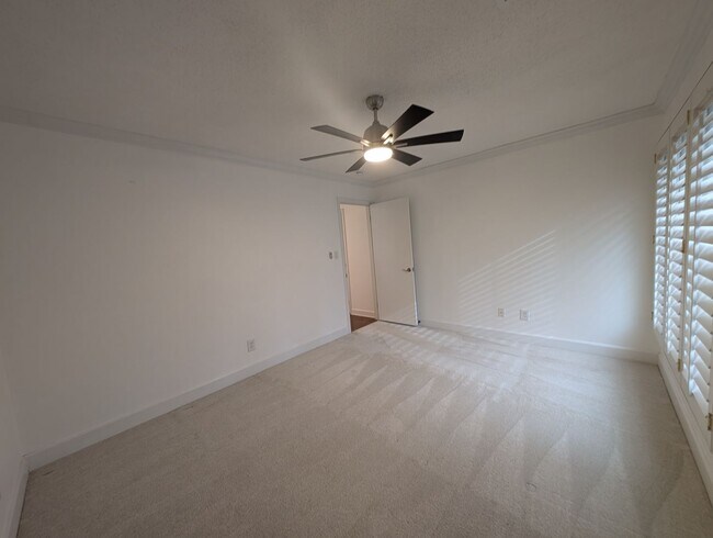 Building Photo - Charming 4 bedroom, 2.5 bath home located in the Raintree Community!