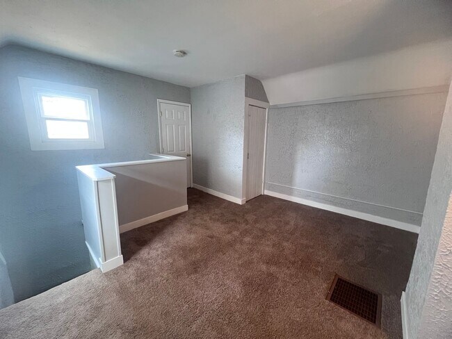 Building Photo - Two Bedroom Home - NE Side of Grand Rapids!