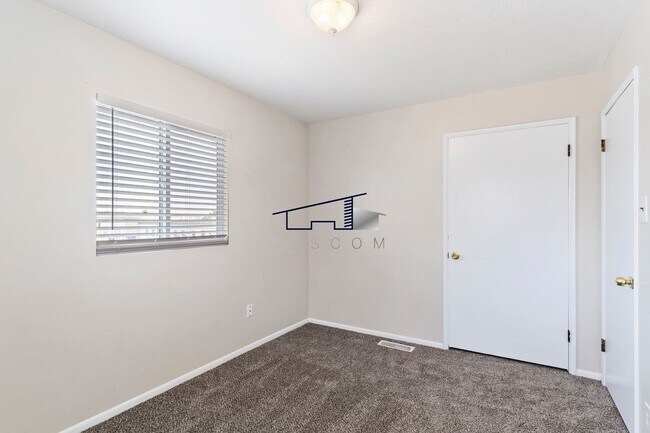 Building Photo - Washington Terrace 2 Bedroom Home!