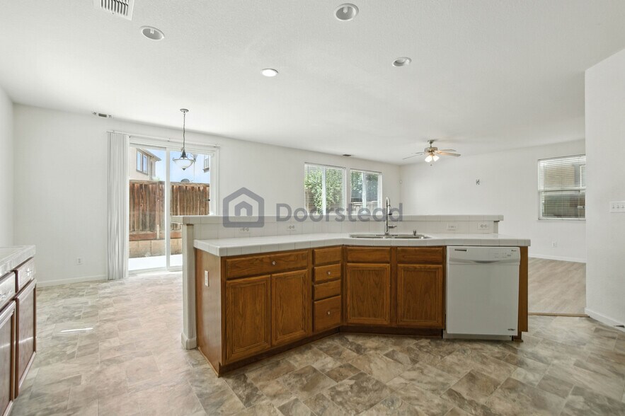 Building Photo - 252 Crescent Moon Dr