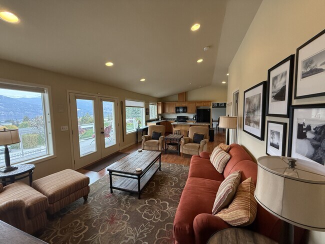 Building Photo - 165 Coral St