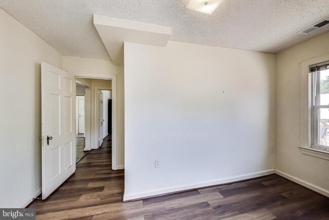 Building Photo - 5516 Greentree Rd