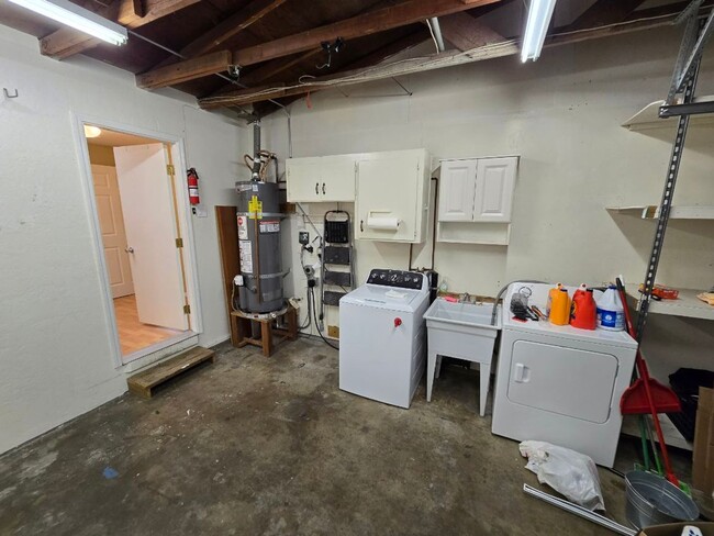 Building Photo - Campbell Duplex: 3 BR 1 BA with Garage & W...