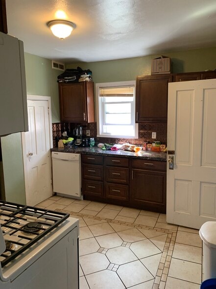 Kitchen - 622 Erie St SE
