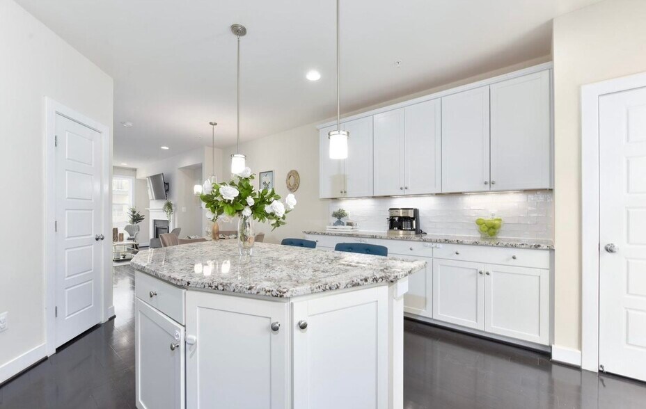 Building Photo - 12611 Macaulay St