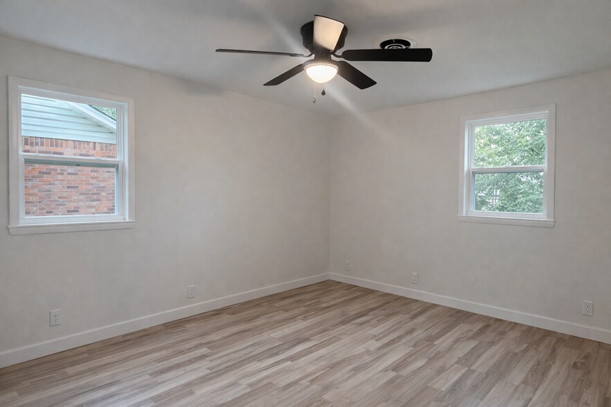 Building Photo - 2122 Sun Cir