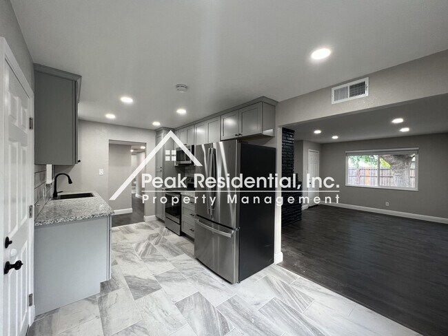 Building Photo - Beautifully Updated 3bd/2ba Home with 2 Car Garage!