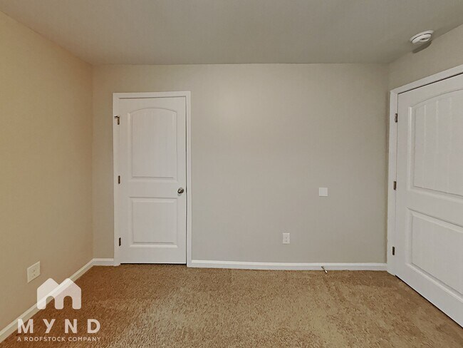 Building Photo - 404 Lake Ridge Ln