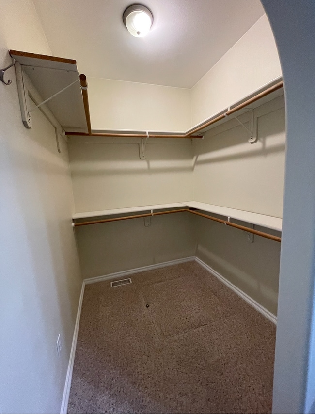 Building Photo - Private and conveniently located 3 bedroom...