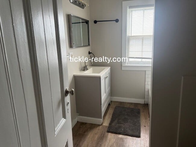 Building Photo - Large 4 Bedroom 2 Bath Single Family Home!...