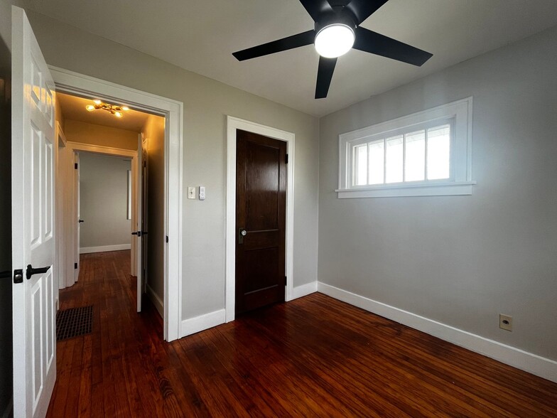 Building Photo - 1643 Hinton Dr