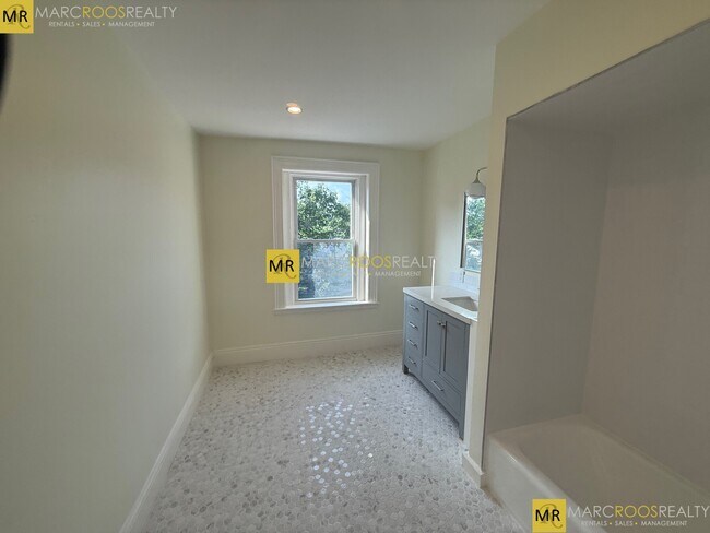 Building Photo - 1755 Beacon St