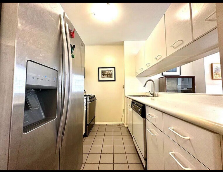 Building Photo - 62 W 62nd St