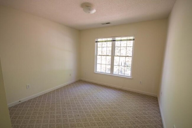 Building Photo - 4 bedroom/2.5 bathroom- Michaels Woods