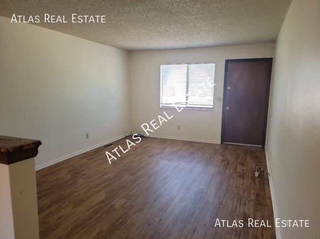 Building Photo - AVAILABLE in OCTOBER!! Cozy 2 Bed / 1 Bath...