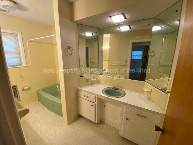 Building Photo - 926 Hilltop Blvd