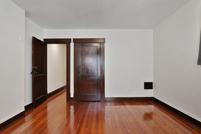 Building Photo - NEWLY RENOVATED NORTH CAMPUS - 3 BEDROOM 2 FULL BATHROOMS