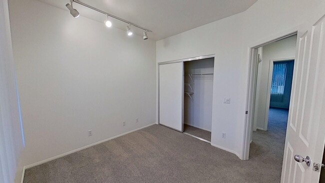 Building Photo - 1002 Reggio Aisle