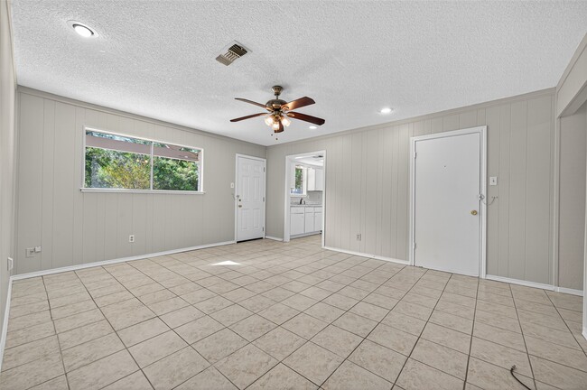 Building Photo - 7230 Oak Village Dr