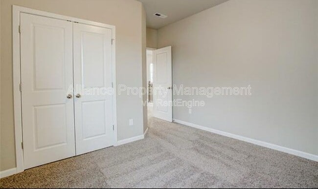 Building Photo - 1168 Solitaire St