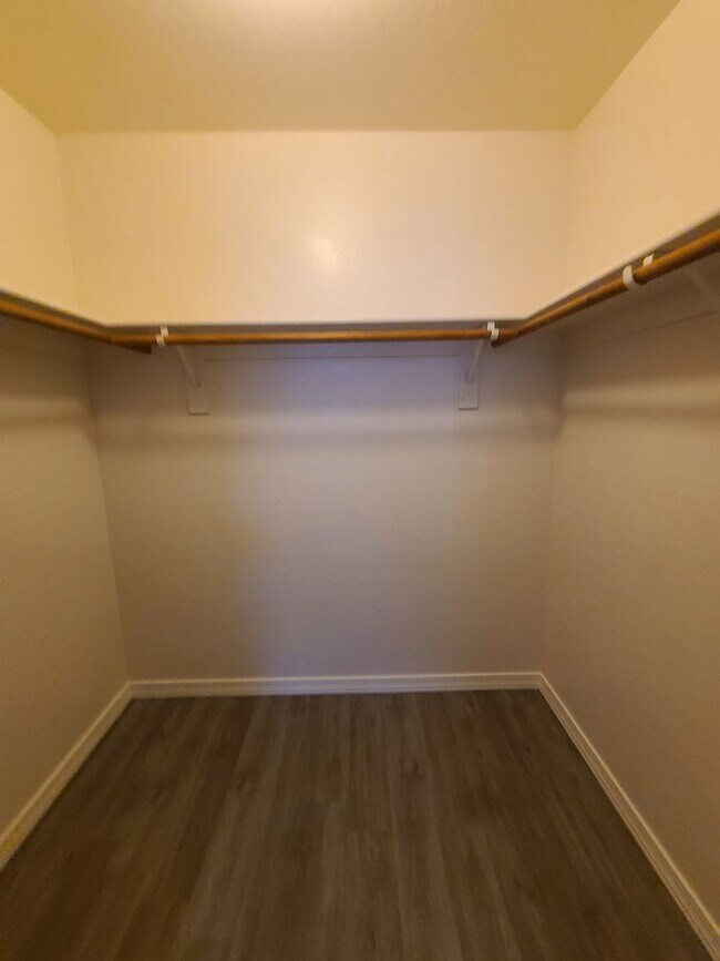 Building Photo - 5 Bedroom, 3 Bath Home in Secluded Neighbo...