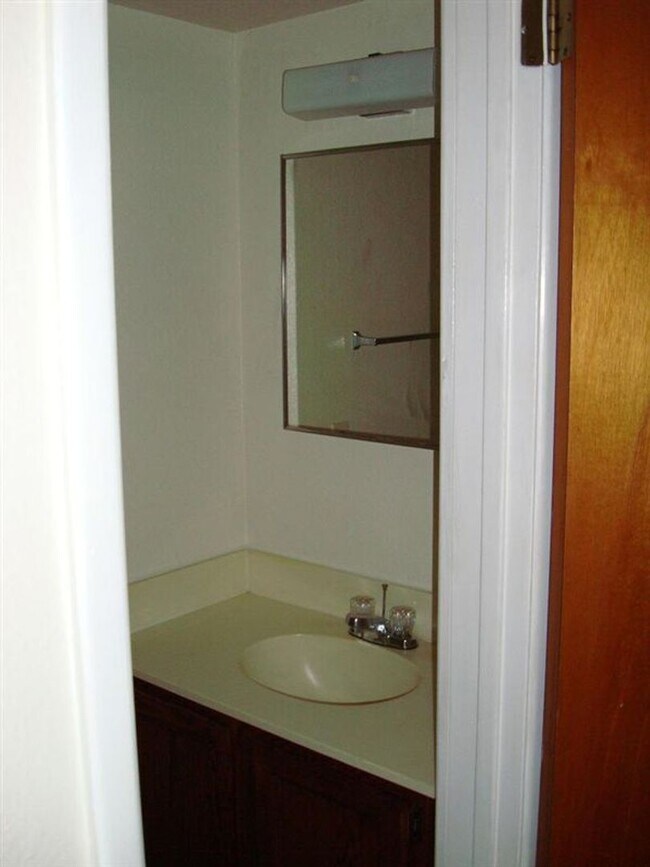 Building Photo - 4BR/2.5BA Townhome w/ Private Yard Near Downtown Tucson