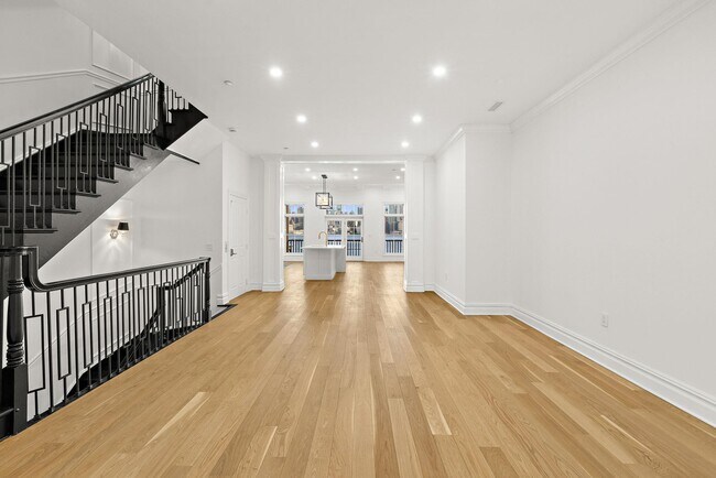 Building Photo - 16 Regency Pl