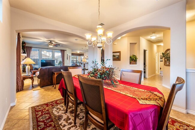 Building Photo - 909 Big Thicket St