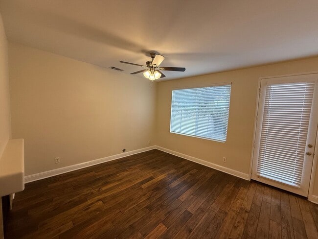 Building Photo - $675 Off First month's Rent - Cute Townhom...