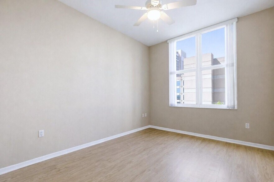 Building Photo - 511 SE 5 Ave