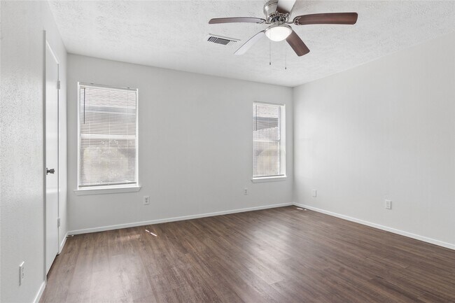 Building Photo - 2504 Ewell Dr