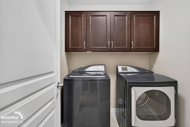 Building Photo - Beautiful 3Bdm 2.5Ba Home with Private Backyard in Power Ranch!