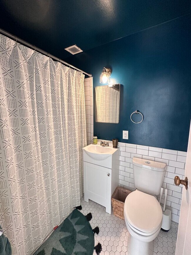 Building Photo - Cute and Clean Furnished Condo