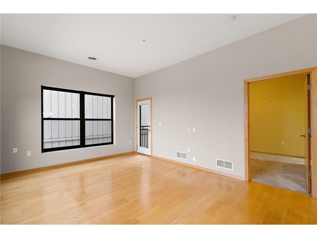 Building Photo - 270 4th St E