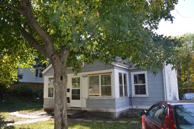 Primary Photo - 221 Campus Ave