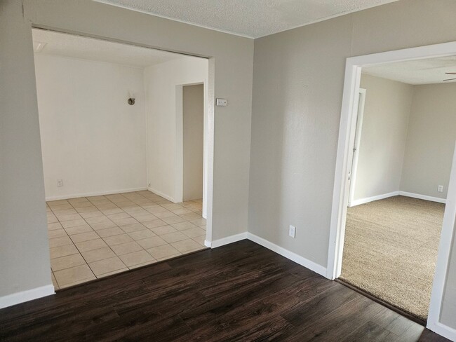 Building Photo - 527 W Wilson Ave