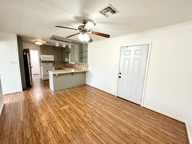 Building Photo - Valley Mills - Quiet Street 3/1 with detached 2 car garage