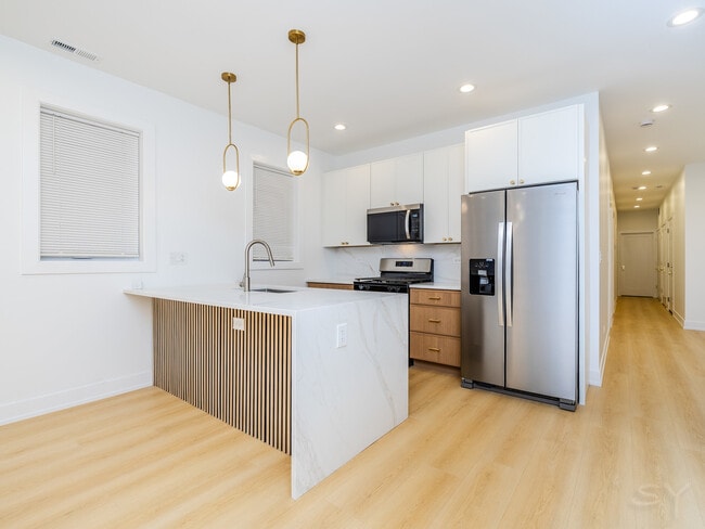 Building Photo - 6036 S Rhodes Ave