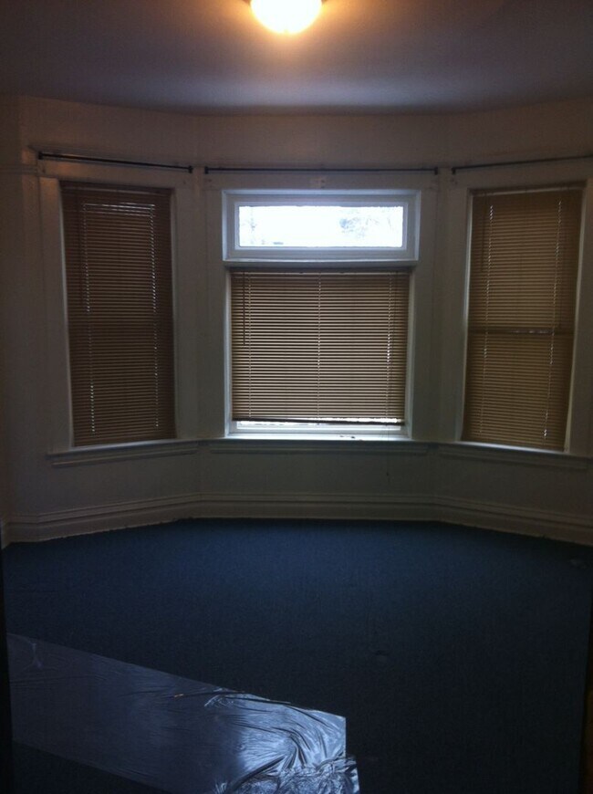 Building Photo - 108 N 28th Ave W