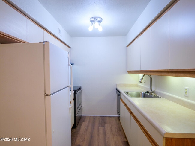 Building Photo - 6331 N Barcelona Ct