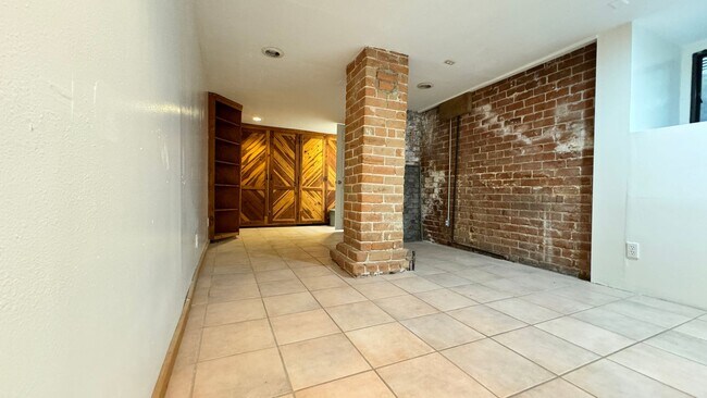 Building Photo - 3 bedroom historic home near U of A Campus and downtown!