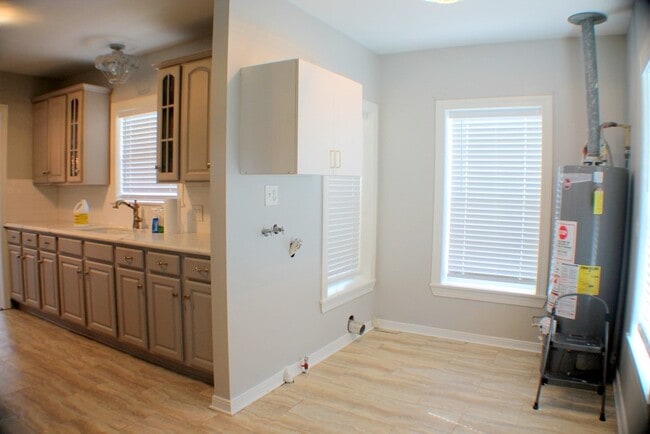Building Photo - 8234 Bonner Dr