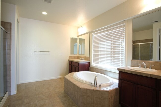 Building Photo - Gorgeous home in Ceres, Available NOW!!!