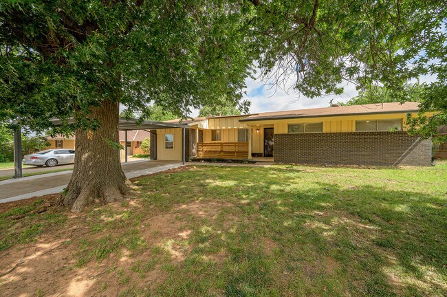 Building Photo - 1021 W Woodcrest Dr