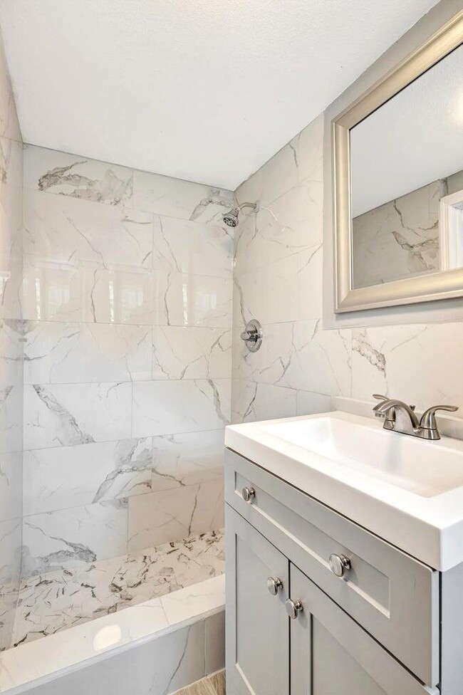 Building Photo - 448 Roseland Dr